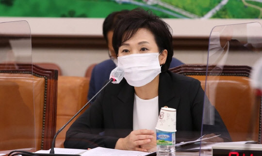 김현미(사진) 국토부 장관이 31일 오전 국회 국토교통위원회 전체회의에서 의원들의 질의에 답하고 있다.<연합뉴스>